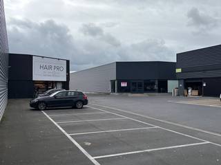 Langs de Brugsesteenweg te Roeselare bevindt zich deze baanwinkel / handelspand van ca. 900 m² te koop. Ruime gemeenschappelijke parking.Commerciële ligging in de nabijheid van MaxiZoo, Hairco, Jysk, ... Reclame mogelijk op totempaal.Bent u op zoek naar bedrijfsvastgoed bestaande uit een handelspand te koop in Roeselare? Aarzel dan niet om ons te contacteren op het nummer 051 21 22 23.Bestuursmaatregelen in het maatregelenregister: in aanvraag