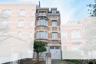 <div>✨ TE KOOP – Duplex appartement met 2 slaapkamers van 100m² + kantoor + terras
<pre><span>(één slaapkamer + kantoor volgens de stedenbouwkundige voorschriften -> Mogelijkheid tot wijziging naar 2 slaapkamers + kantoor)</span></pre>
<br /><br />👉 Ontdek deze prachtige duplex gelegen op de 3e en 4e verdieping van een kleinschalig gebouw met 4 appartementen.<br /><br />✨ Belangrijkste kenmerken van het appartement:<br /><br />✔️ Woonkamer + eetkamer van 30m²<br />✔️ Goed onderhouden gebouw<br />✔️ 2 lichte slaapkamers van 15m² en 10m²<br />✔️ Kantoor van 9m² en kleedkamer van 9m²<br />✔️ Privéterras van 18m²<br />✔️ Elektriciteitsinstallatie voldoet aan de eisen tot 2038<br />✔️ Dubbele beglazing<br />✔️ Dak gerenoveerd en geïsoleerd in 2021<br />✔️ Individuele gasboiler vanaf 2018 gecertificeerd conform tot 2028<br />✔️ Inclusief kelder<br />✔️ Lage servicekosten - EPC : F<br /><br />🚀 Dit appartement, ideaal gelegen op een steenworp afstand van het Laken Park en het Prins Leopoldplein, met directe toegang tot de ringweg, verkeert in goede staat, heeft lage servicekosten en biedt een prachtig uitzicht op het Atomium.<br /><br />📞 Informatie & bezichtigingen<br />👉 Neem contact op met Frédéric Top – We Invest Brussels-Europe<br />📲 +32 472 34 44 08 | 📧 frederic.top@weinvest.be<br /><br />🔎 Ontdek al onze appartementen te koop in Brussel op 👉 www.weinvest.be</div>