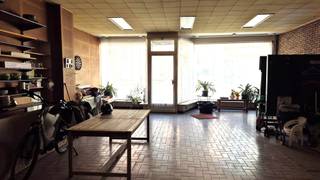 Huis voor meerdere doeleinden zoals een winkel met magazijn/atelier, benedenverdieping met living; keuken;badkamer en 3 slaapkamers op eerste verdieping bewoond. De overige kamer op eerste verdieping ; 4 mansardes op tweede verdieping ; 4 kamers in twee achterbouwen dienen gerenoveerd te worden.<br />Voorts een kleine kelder en een grote aangeplante tuin, bewoonbare oppervlakte 372 m2 oppervlakte perceel 586 m2 (breedte 8,5m x diepte 69m)<br /><br />