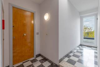 This very spacious penthouse is located on the 8th floor of a centrally situated building in Anderlecht. The elevator goes up to the 7th floor,...