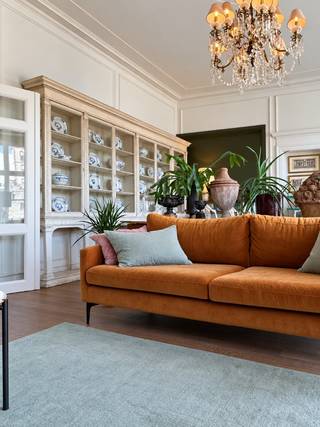 TE HUUR – GENT. In een statig herenhuis op een van de mooiste locaties van de stad bevindt zich dit klassevolle appartement op de eerste verdieping. Vanuit het charmante balkon geniet u dagelijks van een uniek uitzicht op de iconische Korenlei en het rustgevende water, een decor dat elk seizoen zijn eigen charme uitstraalt. Deze sfeervolle woonst ademt authenticiteit dankzij de zorgvuldig bewaarde karakterelementen die harmonieus samengaan met hedendaags wooncomfort. Via de inkomhal bereikt u de lichtrijke leefruimte, waar hoge plafonds en authentieke details zorgen voor een warme en elegante uitstraling. De keuken sluit naadloos aan op het leefgedeelte en biedt alle ruimte voor gezellige momenten. Verder beschikt het appartement over twee slaapkamers, een badkamer, een afzonderlijk gastentoilet en een aangenaam terras waar u in alle rust kunt genieten van de buitenlucht. Een uitzonderlijke kans voor liefhebbers van karakter, charme en een unieke ligging in het hart van de stad.<br />Huurprijs: € 1.375/maand<br />Algemene kosten: € 75/maand