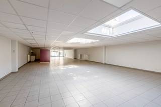 In het hart van Sint-Niklaas bevindt zich dit ruime handelspand van ca. 250 m², met bijhorende ondergrondse autostaanplaats voor twee wagens.Het pand...