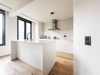 Hoogwaardig gerenoveerd 2-slaapkamerappartement in de Buizegemwijk OMGEVINGWelkom in de populaire Buizegemwijk. Dit aangenaam en knus appartement is...