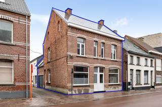 <p><span>Charmante woning te Putte met klassieke uitstraling en hedendaags wooncomfort.</span></p><p><span>Ontdek deze karaktervolle woning in het hart van Putte, waar authenticiteit en ruimte perfect samenkomen. Met een bewoonbare oppervlakte van maar liefst 245 m² en vier volwaardige slaapkamers biedt deze woning alle comfort voor gezinnen of wie graag ruim woont.</span></p><p><span>De woning beschikt over een ruime leefruimte, een praktische keuken en een badkamer, wat samen zorgt voor een aangenaam en functioneel wooncomfort. Parkeren vormt bovendien nooit een probleem dankzij de ruime inpandige garage, waardoor een staanplaats steeds gegarandeerd is.</span></p><p><span>Een absolute meerwaarde is de zolderverdieping van meer dan 61 m², die tal van mogelijkheden biedt om extra kamers, een hobbyruimte of bureau te creëren. Dankzij de grote raampartijen geniet de woning bovendien van een uitzonderlijk mooie lichtinval.</span></p><p><span>Gelegen aan het dorpsplein van Putte, bevinden winkels, scholen en openbaar vervoer zich op wandelafstand.</span></p><p><span>Een unieke combinatie van ruimte, charme en een topligging.</span></p><p><span> </span></p><p><span>Interesse? Twijfel dan niet en maak snel een afspraak via www.immovercammen.be of 015/755 444.</span></p><p><span> </span></p>