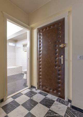 <p>This very spacious penthouse is located on the 8th floor of a centrally situated building in Anderlecht. The elevator goes up to the 7th floor, with one flight of stairs providing access to the apartment.</p>
<p>You enter through a large entrance hall with a cloakroom. The bright living room opens onto a pleasant terrace with an open view. The layout further comprises three bedrooms, two of which have access to a second large terrace, a bathroom with shower, toilet, and storage room, and a second bathroom with bathtub and toilet.</p>
<p>The apartment also includes two cellars, ideal for extra storage space. <br />The garage must be purchased obligatorily for €27 000.</p>
<p>The property is in need of renovation but offers a lot of potential thanks to its size and layout. Everything is fully customizable, allowing you to design it entirely to your own taste.</p>
<p>An interesting renovation project in a prime location, with great potential for those who value space, light, and location.</p>