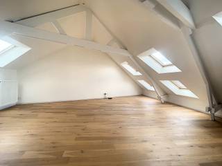 <p>Op zoek naar een ruime duplex met karakter in het centrum van Tienen? Dan is dit instapklare appartement aan de Diestsesteenweg 112 een aanrader. Vanaf het moment dat je binnenstapt, voel je de kwaliteit en de luxueuze afwerking van dit pand. De centrale ligging zorgt ervoor dat je nooit ver hoeft te zoeken naar winkels, scholen of openbaar vervoer, terwijl je thuis toch kan genieten van rust en ruimte. De inkomhal leidt je naar een lichtrijke leefruimte van maar liefst 60m², het kloppend hart van de woning waar wonen en ontspannen moeiteloos samenkomen. De volledig geïnstalleerde keuken van 20m² biedt alle comfort om culinair aan de slag te gaan. Via de nachthal kom je bij de twee ruime slaapkamers van 18m² en 12m², ideaal voor een gezin of als extra bureauruimte. De badkamer, uitgerust met alle comfort, en een apart toilet met een oppervlakte van 12m² vervolledigen de indeling. Een praktische bergruimte zorgt tot slot voor extra opbergcapaciteit. In totaal biedt dit duplexappartement een bewoonbare oppervlakte van 140m², verdeeld over twee verdiepingen. De afwerking van dit pand is verzorgd tot in de details: mooi parket op de vloer, dubbel glas voor optimale isolatie en een individuele gasverwarming die voor het nodige comfort zorgt. Een intercom biedt bijkomende veiligheid, en met een buitenparkeerplaats (verplicht bij te huren aan €55) hoef je je geen zorgen te maken over een parkeerplek. Het gebouw zelf oogt luxueus en verzorgd, wat meteen een prettige eerste indruk geeft. Het appartement beschikt over een EPC-label C, wat wijst op een energetisch degelijke woning. Dankzij de centrale ligging in Tienen ben je vlot verbonden met invalswegen, openbaar vervoer, scholen en winkels, allemaal op wandelafstand. Ideaal dus voor wie stadscomfort combineert met de wens naar een ruime, kwalitatieve thuis. Enthousiast geworden? Aarzel niet en plan snel een bezoek via ons kantoor, we tonen je dit appartement met plezier in het echt!</p>