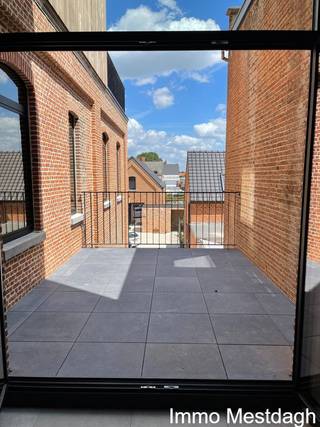 <p><strong>Prachtig modern appartement met terras en parking – Hartje Diest</strong></p>
<p><strong>Bent u op zoek naar een instapklaar, recent appartement dat de charme van de stad combineert met alle moderne comfort? Dit lichtrijke appartement op de eerste verdieping van een karaktervol gebouw biedt u alles wat u nodig heeft.</strong></p>
<ul>
<li><strong>Toplocatie:</strong> Gelegen in één van de hoofdwinkelstraten van Diest, op wandelafstand van winkels, gezellige terrasjes en de Grote Markt.</li>
<li><strong>Modern Comfort:</strong> Een recent gebouw voorzien van een lift en hoogwaardige afwerking.</li>
<li><strong>Buitenruimte & Parking:</strong> Geniet van een eigen terras en de luxe van een privé autostaanplaats en gemeenschappelijke fietsberging in het centrum.</li>
</ul>
<p>Het appartement is doordacht ingedeeld voor een optimaal ruimtegevoel:</p>
<ul>
<li><strong>Leefruimte:</strong> Ruime, lichtrijke woonkamer met een moderne <strong>open keuken inclusief kookeiland</strong> (ideaal voor wie van koken en sociaal contact houdt).</li>
<li><strong>Slaapgedeelten:</strong> 2 volwaardige slaapkamers.</li>
<li><strong>Sanitair:</strong> Badkamer voorzien van alle comfort en toilet.</li>
<li><strong>Extra opbergruimte:</strong> Een ruime praktische berging in het appartement zelf, plus een <strong>privékelder</strong> voor extra stockage.</li>
<li><strong>Buiten:</strong> Een aangenaam terras om tot rust te komen.</li>
</ul>