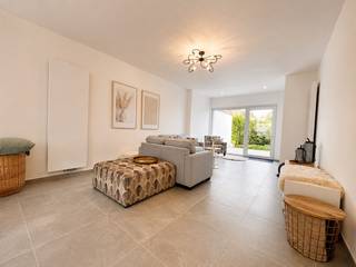Op deze vlotte ligging te Izegem, bevindt zich deze ruime, gerenoveerde gezinswoning. Deze woning bevat 4 grote slaapkamers en twee badkamers. <br />Bij het betreden van de woning komt u in de ruime inkomhal met gastentoilet, die toegang geeft tot de ruime en lichtrijke leefruimte. Aansluitend bevindt zich de open keuken met verbinding naar de berging.<br />Op de eerste verdieping vindt u de ruime nachthal, twee slaapkamers en een badkamer uitgerust met douche, toilet en dubbele lavabo. Op de tweede verdieping vindt u nog twee ruime slaapkamers en een badkamer uitgerust met ligbad, toilet en lavabo.<br />- Recent gerenoveerd ( EPC B), Asbestvrij, Goedgekeurde elektriciteit,...<br />- Wenst u een vrijblijvende rondleiding? Maggie@vastgoednorman.be of 0479402404.