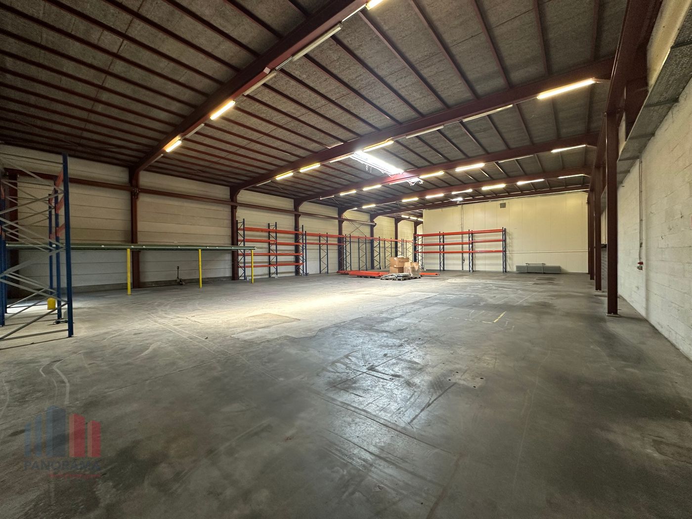 Magazijnruimte van 1.000 m² met 300 m² kantoorruimte, gelegen op een terrein van 1.557 m² - photo 4