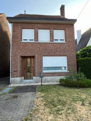 Gezellige, alleenstaande woning met 3 slaapkamers, tuin en veranda, gelegen op de Tiensesteenweg in Binkom<br />Busverbinding Leuven - Lubbeek - Tienen vlakbij<br />Vlotte bereikbaarheid naar Boutersem.