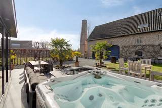 Op een strategische locatie in Destelbergen bevindt zich dit instapklaar huis. De woning onderging een grondige renovatie waarbij modern comfort...