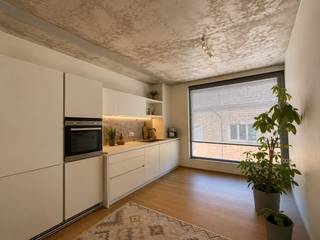 TE HUUR – GENT. In het hart van Gent bevindt zich deze prachtige luxueuze penthouse met een exclusieve en warme uitstraling. De woning werd afgewerkt met hoogwaardige materialen, stijlvol parket en een verfijnde afwerking die elegantie en comfort perfect combineert. Via de inkomhal betreedt u de ruime en lichtrijke leefruimte, waar een aangename sfeer en hoogwaardige woonkwaliteit centraal staan. Verder beschikt het penthouse over een praktische wasplaats en een polyvalente ruimte die perfect kan dienen als bureau of extra slaapkamer. Op de verdieping bevindt zich de royale master bedroom met een stijlvolle badkamer, ontworpen met oog voor detail en een tijdloze uitstraling. Een absolute troef van deze unieke woonst zijn de twee ruime terrassen, die zorgen voor extra leefcomfort en een uitzonderlijke buitenbeleving midden in de stad. Deze exclusieve penthouse is de ideale keuze voor wie op zoek is naar stijlvol en comfortabel wonen in het centrum van Gent.<br />EPC: E56 – 97 kWh/m² jaar.<br />Huurprijs: € 1.540/maand.<br />Algemene kosten: € 60/maand.