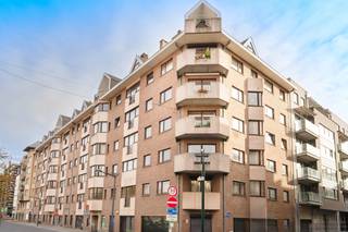 ETTERBEEK, Europese wijk, nabij de EEG en het Jourdanplein, appartement van ± 100m² op de 1e verdieping. Inkomhal, woonkamer van ± 35 m²,...
