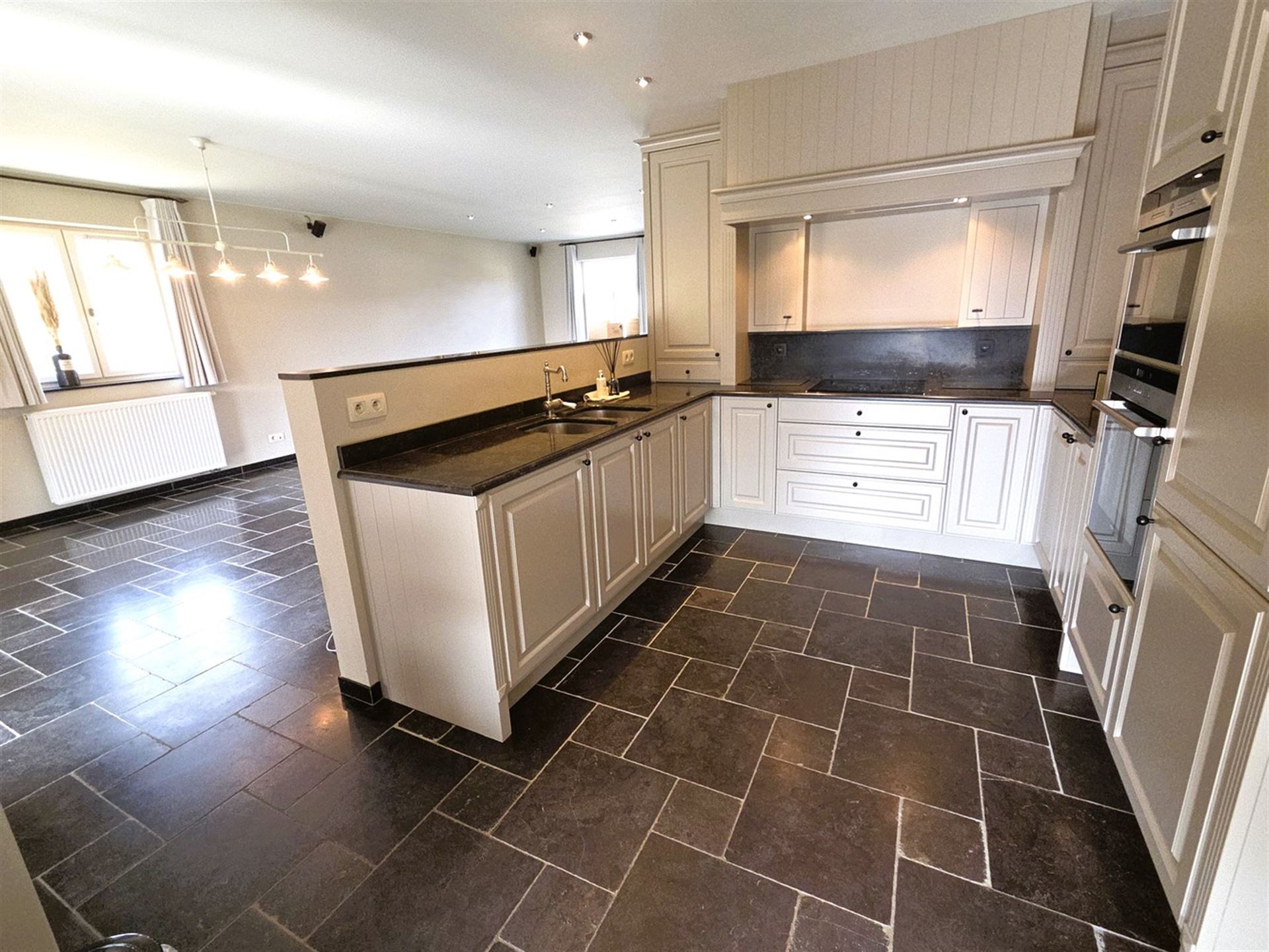 Prachtige villa woning, 5 slaapkamers, 2 badkamers in een zeer rustige straat gelegen - foto 5