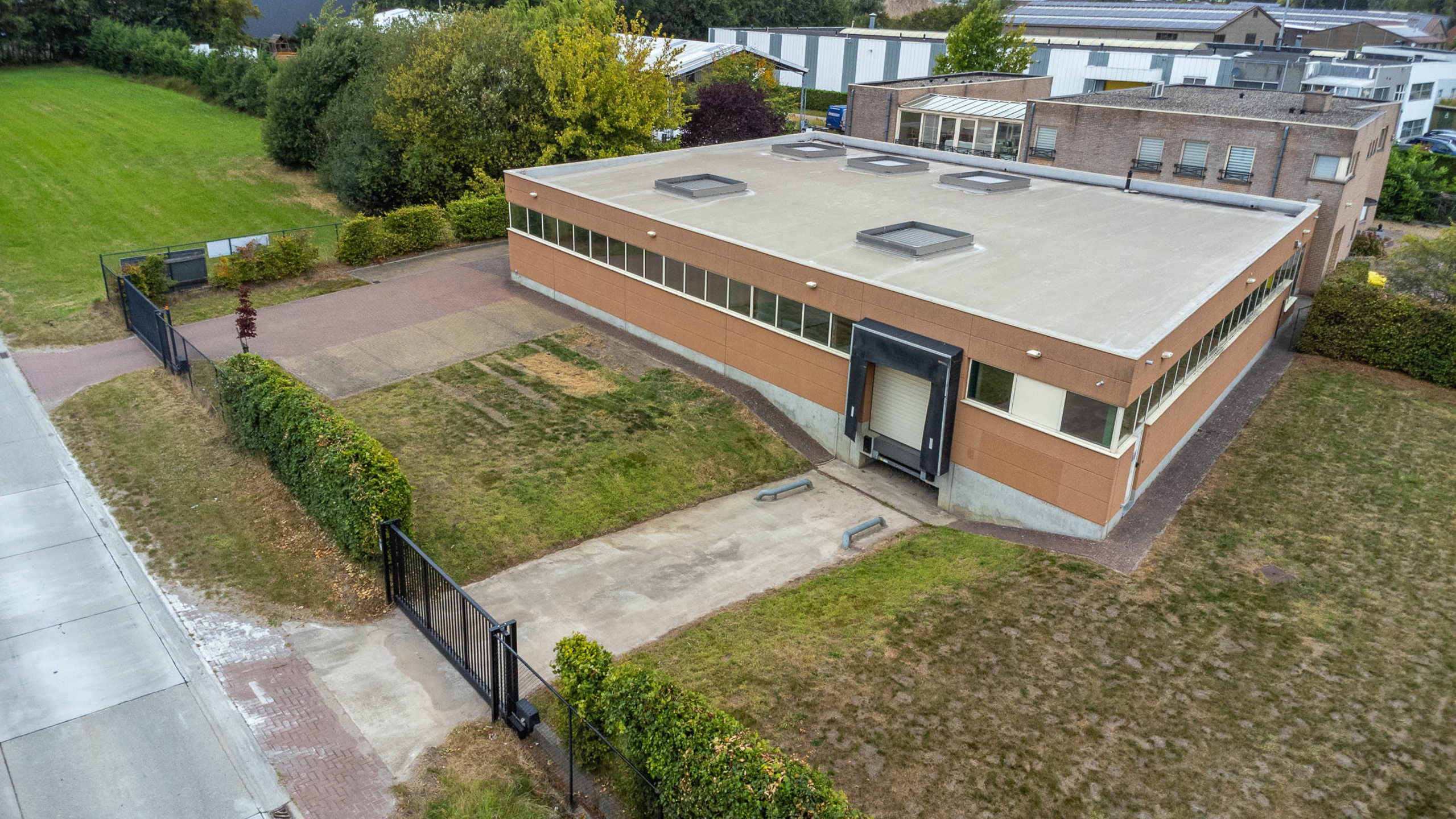 Magazijn met laadkade en bureel in Heist-op-den-Berg - foto 1