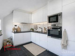 Duplexappartement gelegen op de tweede verdieping van een kleinschalig en rustig gebouw in het hart van Deurne. Dankzij de lage...