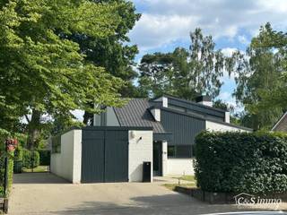 In een rustige, residentiële wijk op een prachtig zuidoostgericht perceel van maar liefst 1.033 m², vinden we deze stijlvolle en lichtrijke villa...