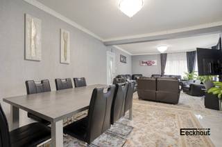 Deze woning met 6 slaapkamers is gelegen in de wijk Konterdam-Meiboom, net buiten het centrum van Oostende. Dicht bij de invalswegen en de autosnelweg. En dicht bij het Maria-Hendrikapark ('t Bosje)<br />Indeling van de woning: Kelder: ruime berging aanwezig. Gelijkvloers: inkomhal met afzonderlijk toilet, living en eetplaats met afzonderlijke keuken. Aansluitend aan de keuken is er een buitenterras voorzien. Naast het terras is er een ruime garage met sectionale poort. 1e verdieping: 3 slaapkamers, wasplaats voor wasmachine en droogkast, badkamer met douche, toilet en dubbele lavabo. 2e verdieping: 3 ruime slaapkamers.<br />Dus een ideale woning voor een groot of minder groot gezin.