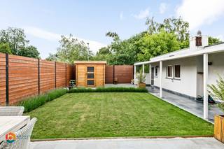 Op een rustige locatie in Putte bevindt zich deze verzorgde gelijkvloerse woning op een perceel van 453 m². De woning combineert comfortabel wonen met een praktische indeling en een uitstekende bereikbaarheid, vlak bij winkels, scholen, openbaar vervoer en belangrijke invalswegen. Dankzij de polyvalente ruimte achter de garage biedt deze woning bovendien tal van mogelijkheden voor wie extra ruimte zoekt.<br />We betreden de woning via de inkomhal, die toegang geeft tot de lichtrijke leefruimte. De aangename woonkamer is uitgerust met airconditioning, wat zorgt voor extra comfort tijdens warme zomerdagen. Aansluitend bevindt zich de keuken, vernieuwd in 2009 en voorzien van de voornaamste toestellen. De badkamer beschikt over een moderne inloopdouche. Verder telt de woning twee ruime slaapkamers, waardoor ze perfect geschikt is voor wie graag gelijkvloers en comfortabel wil wonen.<br />Met een bewoonbare oppervlakte van 131 m² biedt deze woning een praktische en aangename indeling. De gevel werd in 2015 afgewerkt met crepi en de aanwezige zonnepanelen zorgen voor een energiezuiniger wooncomfort.<br />Een absolute troef is de grote garage met daarachter een ruime polyvalente ruimte. Deze extra ruimte kan perfect ingericht worden als derde slaapkamer, tienerkamer, bureau, praktijkruimte voor een zelfstandig bijberoep of een creatieve hobbyruimte.<br />Bent u op zoek naar een verzorgde gelijkvloerse woning met twee slaapkamers, een grote garage en een polyvalente ruimte op een rustige locatie in Putte? Contacteer ons via 0473/ 27 88 57 of neem een kijkje op www.boonstravastgoed.be.<br />Bijzonderheden:<br /><br />• Grote garage met polyvalente ruimte<br />• Zonnepanelen en airconditioning in de leefruimte<br />• Volledig gelijkvloers wonen met 2 ruime slaapkamers