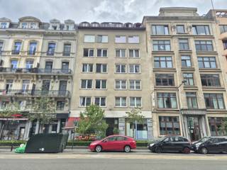 Vous recherchez un bel appartement au cœur de notre capitale, Bruxelles, d'une surface habitable d'environ 80 m² et comprenant 2 chambres ? Ne cherchez plus ! Cet appartement situé au 86, avenue Émile Jacqmain a tout ce que vous recherchez.<br /><br />Agencement :<br />- Hall d'entrée<br />- Séjour avec cuisine ouverte<br />- 2 chambres<br />- Salle de bains avec douche intégrée à la baignoire et WC<br /><br />Particularités :<br />- Économe en énergie (PEB C-)<br />- Très bien desservi<br />- Ascenseur dans l'immeuble<br /><br />Ne manquez pas cette occasion et demandez votre visite dès aujourd’hui !<br />Chez Albert, vous vous sentez comme chez vous !
