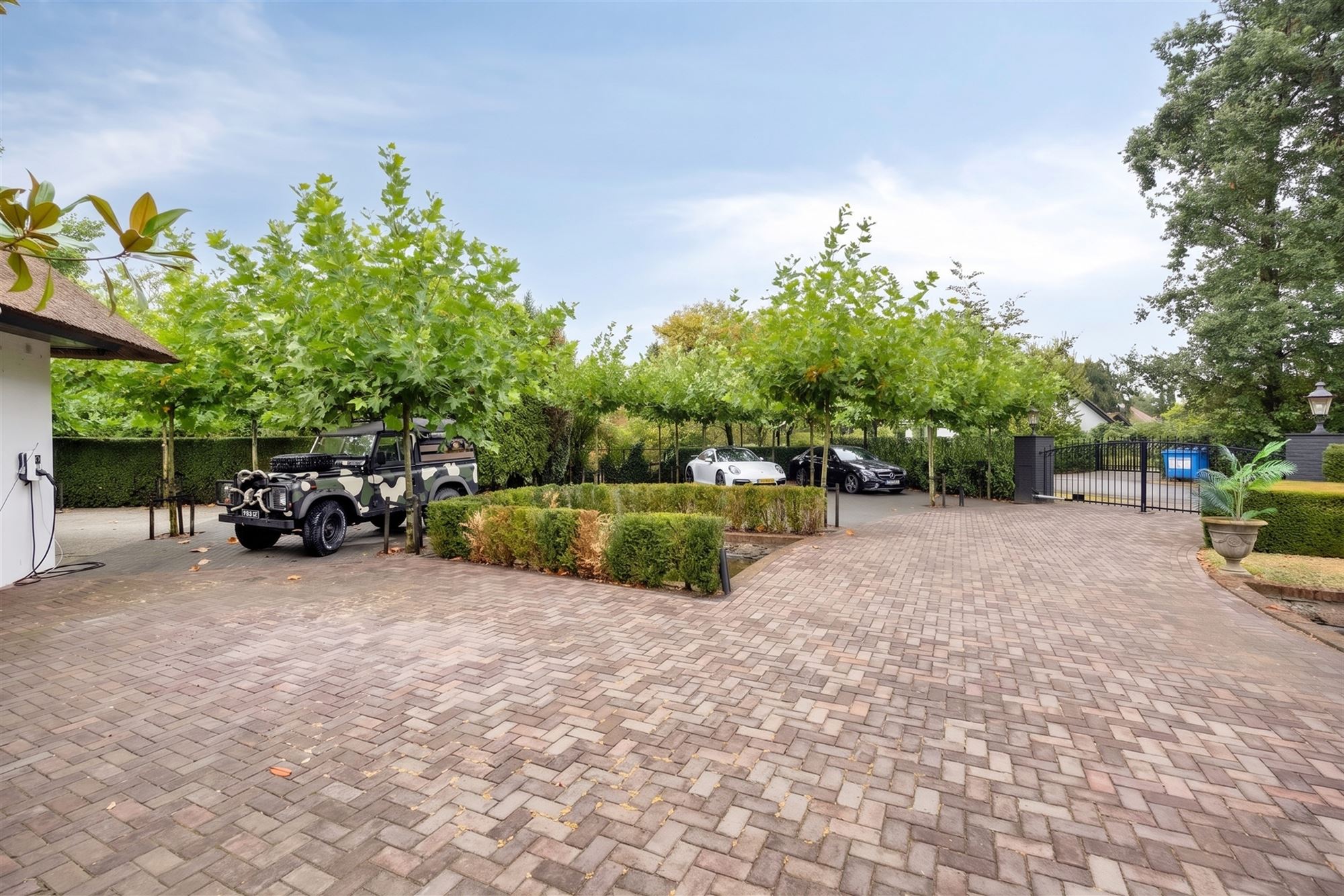 Knappe duo-villa op 8.843 m² in villawijk aan NL-grens. - foto 4
