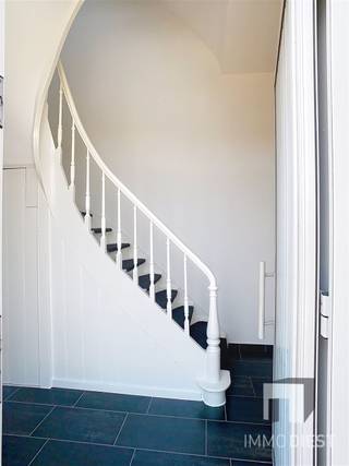 <p><span>Deze charmante woning in Deurne - Diest, een perfecte combinatie van comfort en functionaliteit. Deze ruime woning biedt een bewoonbare oppervlakte van 137m².</span></p><p><span>Goede ligging (dicht bij winkels, openbaar vervoer)</span></p><p><span> </span></p><p><span>Indeling:</span></p><p><span>- Inkomhal met trap naar verdieping 1</span></p><p><span>- Woonkamer en keuken<br />- Terras<br />- Toilet<br />2</span><span><sup>e</sup></span><span> verdieping: <br />- 2 slaapkamers <br />- Dressing/berging<br />- Badkamer met bad - douche in bad</span></p><p><span>- Dressing/berging</span></p><p><span>- 2 autostaanplaatsen: 1 carport + 1 buiten</span></p><p><span>- Buiten berging onder carport</span></p><p><span>De huurprijs bedraagt € 985,00 per maand</span></p><p><span>De woning is instap klaar en onmiddellijk beschikbaar.</span></p><p><span> </span></p><p><span>BEZOEKEN, DAT KAN!</span></p><p><span>Vul de kandidaatstelling in op ImmoDiest.be (onder te huur -> J. Vanzeerstraat 25, Deurne- Diest --> Oranje knop 'Vraag uw bezoek aan').</span></p><p><span>Van zodra wij deze informatie ontvangen hebben, nemen wij contact met u op.</span></p><p><span> </span></p><p><span> </span></p>