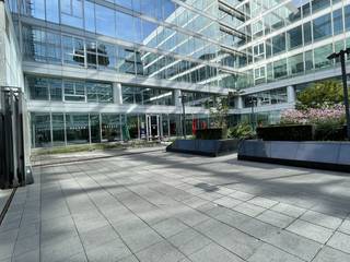 Instapklare kantoorruimte van 665 m² te huur, deel uitmakend van het hoogkwalitatieve kantoorgebouw "Silver Building". Uitstekende zichtbaarheid langs de Reyerslaan, naast de E40-snelweg Brussel-Luik. Tevens uiterst vlot bereikbaar zowel met de auto als met het openbaar vervoer: het Meiser station bevindt zich op 800 m. Het kantoorgebouw met eigentijdse architecturale elementen van de hoogste kwaliteit is voorzien van de nieuwste technologieën met aanwezigheid van o.a. gemeubileerde en ingerichte vergaderzalen, restaurant "Silver Café", kleedkamers, douches, ... Tevens ruime parkeermogelijkheden en fietsenstalling. Deze kantoorruimtes bieden niet alleen een verfijnde en eigentijdse omgeving voor bedrijfsactiviteiten, maar ook een stimulerende plek die de creativiteit en productiviteit bevordert. Doelstelling om het gebouw fossielvrij te krijgen tegen 2024/2025. Tevens andere oppervlaktes mogelijk van van 110 m² tot 6.325 m². Onmiddellijk beschikbaar! Contacteer PANORAMA voor bijkomende inlichtingen of een vrijblijvend plaatsbezoek bezoek 02 420 00 00.