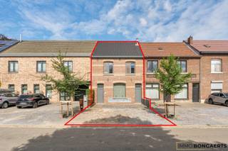Deze karaktervolle woning is gelegen in de Cobbestraat, een rustige éénrichtingsstraat in het centrum van Bree. Alle basisvoorzieningen zoals winkels, scholen en horeca zijn op wandelafstand terug te vinden. <br /><br />De woning is als volgt ingedeeld: <br />- Voorraadkelder <br />- Gelijkvloers met inkomhal, woonkamer, keuken en badkamer<br />- Eerste verdieping met nachthal en drie slaapkamers <br />- Polyvalente zolder (te bereiken via vaste trap)<br /><br />De gezellige stadstuin met overdekt terras is aangelegd en beschikt over een extra tuinberging. Bovendien is deze ook te bereiken via een afzonderlijke doorgang aan de rechterzijde. <br /><br />Daarnaast zijn er twee parkeerplaatsen voor de woning aanwezig. <br /><br />EXTRA TROEVEN: <br />- Verwarmd op aardgas (nieuwe installatie van 2018)<br />- Gunstig EPC (geen renovatieplicht) <br />- Elektriciteit conform tot 2042<br />- Vernieuwde ramen en dak <br />- Aangelegde tuin <br />- Asbest veilig