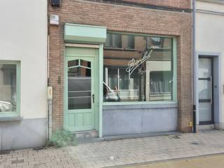 <p><span>SINT-NIKLAAS</span><span> - Ben je op zoek naar een tijdelijke pop-up locatie in de centrum van de stad?</span></p><p><span>Deze karaktervolle ruimte aan de centrumrand is dan mogelijk iets voor jou!</span></p><p><span> </span></p><p><span>Enkele troeven op een rij:</span></p><ul><li><span>Geschikt voor: kantoor, (kunst)atelier, showroom, ambachtelijke werkplaats, concept store, .. </span></li><li><span>Sfeervorming door het charmante interieur</span></li><li><span>Gunstige ligging vlakbij het centrum</span></li><li><span>Verwarming op aardgas met radiatoren</span></li></ul><p><span> </span></p><p><span>De indeling is als volgt: </span></p><p><span>De inkomdeur geeft direct toegang tot het handelsgedeelte van het pand, er is een aparte ruimte die kan dienstdoen als bv. vestiareruimte met aansluitend een toilet en lavabo. </span></p><p><span>Achteraan bevindt zich een ingerichte keuken die rechtstreeks aansluit aan de gezellige stadstuin die eventueel een mooi geheel kan vormen met je concept.</span></p><p><span>Verder is er ook een kelder.</span></p><p><span> </span></p><p><span>Door de indeling en warme uitstraling is de ruimte direct bruikbaar als:</span></p><ul><li><span>Praktijkruimte / Studio:</span><span> Perfect voor een psycholoog, creatieve studio of persoonlijke coach.</span></li><li><span>Showroom / Concept Store:</span><span> Een uniek decor om uw producten in de kijker te zetten.</span></li><li><span>Atelier of Workshopruimte</span><span>: een plek om je creativiteit los te laten.</span></li></ul><p><span> </span></p><p><span> </span></p><p><span>Onmiddellijk beschikbaar</span></p><p><span>Pop-up contract - Het pand wordt ter beschikking gesteld t.e.m. maart 2027</span></p><p><span>Huurprijs</span><span>: € 550 per maand (excl. EGW)</span></p><p><span>EPC: </span><span>470</span></p><p><span> </span></p><p><span>Klaar om je intrek te nemen in dit unieke pand?</span><span> Neem contact op voor meer informatie of een bezoek ter plaatse en laat je verrassen!</span></p><p><span> </span></p>