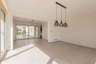 <h1><span>Open bebouwing met ruime oprit, 4 slaapkamers, zonnepanelen & jacuzzi</span></h1><h1><span> </span></h1><p><span>Moderne open bebouwing op een perceel van </span><span>450 m² </span><span>in Lebbeke, met een stevige structuur, ruime oprit en tal van hedendaagse comfortvoorzieningen.</span></p><p><span>De woning, gebouwd in 1966, beschikt over een oersterke structuur met betonnen gewelven en werd doorheen de jaren gemoderniseerd. Er zijn 24 zonnepanelen van 2011 (4.400 Wp) aanwezig, met groenestroomcertificaten tot 2031. Voor verwarming en koeling is er een Daikin lucht/lucht-warmtepomp met 4 binnenunits, gecombineerd met een condensatieketel. De woning is voorzien van HR++-beglazing, elektrische rolluiken in de masterbedroom en elektrische screens aan de zuidzijde.</span></p><p><span> </span></p><p><span>Op het gelijkvloers vinden we een inkomhal, gastentoilet, lichtrijke woon- en leefruimte, eet-/ontbijtruimte en volledig uitgeruste keuken. Aansluitend is er een volledig vernieuwde achterbouw met berging, wasplaats, douchekamer en een extra kamer die perfect kan dienen als slaapkamer, hobbyruimte of bureel.</span></p><p><span>Vanuit de leefruimte is er toegang tot het overdekte terras met sfeerverlichting en de aangelegde tuin. Achteraan bevindt zich een poolhouse met overkapping en jacuzzi voor 5 personen, ideaal om heerlijk te ontspannen.</span></p><p><span>Op de eerste verdieping zijn er 3 slaapkamers, voorzien van airco, en een ruime badkamer met ligbad, toilet en dubbel lavabomeubel.</span></p><p><span> </span></p><h3><span>Troeven</span><span>:</span></h3><ul><li><span> Stevige constructie met </span><span>betonnen gewelven</span></li><li><span> </span><span>24 zonnepanelen (2011) 4.400 Wp - </span><span> </span><span>Groenestroomcertificaten tot 2031</span></li><li><span> </span><span>Daikin lucht/lucht-warmtepomp 4 binnenunits</span></li><li><span> </span><span>Elektrische keuring conform geldig tot 2042</span></li><li><span> Volledig vernieuwde achterbouw </span><span>(2022)</span></li><li><span> Ruime oprit voor </span><span>ca. 4 wagens</span></li><li><span> Straatbreedte van ca. </span><span>14 meter</span></li><li><span> Achteraan poort met </span><span>recht van doorgang</span></li></ul><p><span> </span></p><p><span>Een ideale woning voor wie ruimte, comfort en energiezuinige technieken wil combineren met een gezellige buitenruimte. Contacteer Immo Twins voor meer informatie of een bezoek ter plaatse! Contact T. 052 55 55 55 - <span>info@immotwins.be</span></span><span> - <span>www.immotwins.be</span></span><span> </span></p>