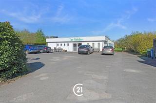 <p>Op een perceel van maar liefst 46a56, rustig gelegen in woongebied te Burst, bevindt zich dit veelzijdig complex met tal van mogelijkheden.</p><p>Het gebouw omvat momenteel 16 verhuurde serviceflats, wat zorgt voor een onmiddellijk rendement. Daarnaast beschikt het geheel over een gemeenschappelijke eetzaal, ingerichte keuken en diverse praktische ruimtes.</p><p>Buiten geniet u van een ruime tuin en aangename buitenomgeving, ideaal voor bewoners en bezoekers. Verder zijn er 2 garageboxen en meerdere parkeerplaatsen aanwezig.</p><p>Deze eigendom biedt niet alleen de mogelijkheid om de bestaande exploitatie verder te zetten, maar leent zich eveneens uitstekend tot herontwikkeling of een nieuw project, mits de nodige vergunningen.</p><p>Een zeldzame opportuniteit voor investeerders of projectontwikkelaars op zoek naar een rendabele en toekomstgerichte investering.</p>