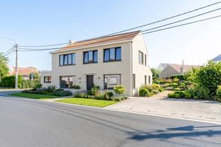 p een aangename locatie in Adegem bevindt zich deze casco woning met bijzonder veel potentieel. Een unieke kans voor handige harry’s, renovatieliefhebbers of professionelen die op zoek zijn naar een project waarin ze hun eigen droomwoning volledig kunnen realiseren.
<p>De huidige casco staat biedt u de vrijheid om de woning volledig naar eigen smaak en wensen af te werken. Van de indeling en technieken tot de materialen en afwerking: hier bepaalt u zelf hoe uw toekomstige thuis eruitziet.<br /><br /><strong>Een blanco canvas</strong></p>
<p>Deze woning vormt de ideale basis voor wie graag de handen uit de mouwen steekt. Dankzij de casco toestand zijn er tal van mogelijkheden om een moderne, landelijke of tijdloze woning te creëren die volledig aansluit bij uw persoonlijke woonwensen.</p>
<p>Ook voor een ervaren aannemer of professional biedt dit project interessante mogelijkheden.<br /><br /><strong>Troeven</strong></p>
<ul><li><strong>Casco woning met enorm veel potentieel</strong></li><li><strong>Vrijheid om volledig naar eigen smaak af te werken</strong></li><li><strong>Ideaal renovatie- of bouwproject</strong></li><li><strong>Perfect voor handige harry’s en professionelen</strong></li><li><strong>Tal van mogelijkheden qua indeling en afwerking</strong></li><li><strong>Gelegen in Adegem</strong></li></ul>
<p>Droomt u ervan om zelf uw ideale woning te creëren? Dan is Kruisken 29 de perfecte uitdaging om uw handen uit de mouwen te steken en deze casco woning om te toveren tot een unieke thuis! </p>