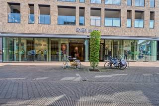 TE KOOP – Commercieel toppand in het hart van Pelt (378 m²)<br />Opvallende etalage – gekende winkelstraat – Direct instapklaar<br /><br />Ben jij op zoek naar een handelsruimte met maximale zichtbaarheid en groeipotentieel?<br />Deze unieke winkelruimte van 378 m² ligt pal in het centrum van Pelt, tussen goed draaiende handelszaken, en is klaar voor jouw concept!<br /><br />Wat maakt dit pand zo bijzonder?<br />21 meter brede etalage – spring in het oog bij elke voorbijganger<br />Centrumligging – gelegen in een levendige winkelstraat met passage<br />Momenteel succesvolle kledingzaak – een gevestigde waarde in de buurt<br />Flexibele indeling – mogelijkheid tot opsplitsing in 2 aparte winkels<br />Volledig instapklaar – geen verbouwingen nodig<br /><br />Ideaal voor retail, showroom, dienstverlenende activiteiten of investering.<br /><br />Klaar om te ondernemen op een toplocatie?<br />Maak afspraak via ons kantoor en plan vandaag nog een bezoek!
