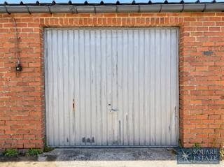 <p><span>Square Estate biedt deze gesloten garagebox te huur aan, ideaal gelegen vlak bij het centrum van Wemmel.</span></p><p><span>De garage bevindt zich in een buiten complex met privatieve toegang, wat zorgt voor een praktische en veilige bereikbaarheid.</span></p><p><span>De garage is perfect geschikt voor het parkeren van een voertuig, maar ook als opslagruimte voor persoonlijke of professionele goederen, mede dankzij de mogelijkheid om eenvoudig te laden en te lossen met een bestelwagen.</span></p><p><span>Huurprijs: 145€ / maand</span></p><p><span>Voor bijkomende informatie of om een bezoek te plannen, kunt u contact opnemen met Square Estate via 02/460.42.01 of per e-mail via <span>ca@square-estate.be</span></span></p>
