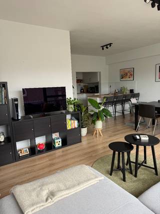 Gezellig instapklaar appartement nabij het station van Lier, gelegen op de tweede verdieping. Ruime en lichtrijke leefruimte met praktische open keuken. Verder beschikt het appartement over twee slaapkamers, een badkamer en berging. Achteraan is er een terras en vooraan een balkon. Het gebouw beschikt niet over een lift en heeft geen syndicus, wat de algemene kosten laag houdt. In de nabije omgeving bevinden zich voldoende parkeermogelijkheden.