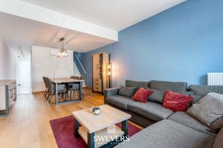 Voor meer info en foto’s, surf naar www.swevers.be – Deze stijlvolle en instapklare triplexwoning in het centrum van Leopoldsburg combineert...
