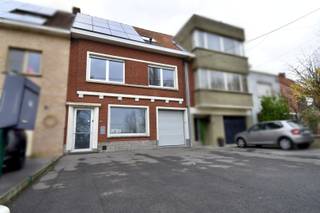 Deze karaktervolle woning werd tot in de puntjes gerenoveerd en zal menig hart sneller doen slaan. Een eigendom die u absoluut gezien moet...