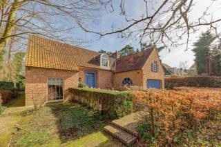 Mooie villa in de doodlopende straat in wijk "Zonnebos" * Gelijkvloers : inkomhal met vestiaire en gastentoilet, bureel op vast tapijt, woonkamer op...