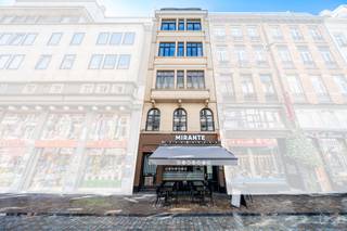 Informatie en bezoeken: 02 315 51 71Gelegen in de Plattesteenstraat 15, in het hart van de stad, vormt dit opbrengsteigendom een uitzonderlijke...