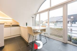 Maak kennis met dit volledig instapklare dakappartement die uiterst kwalitatief werd afgewerkt en doorheen de jaren tot in de puntjes...
