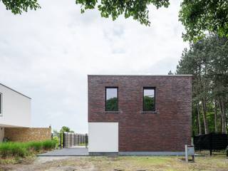 Deze prachtige nieuwbouwwoning, gelegen in de Nazarethstraat te De Pinte, combineert hedendaags wooncomfort met een rustige en groene ligging. De woning werd opgeleverd in 2022 en bevindt zich in een doodlopende straat, wat zorgt voor extra rust, privacy en veiligheid.
Dankzij de uitstekende ligging geniet u hier van een vlotte bereikbaarheid en een optimale verbinding met belangrijke invalswegen. Winkels, scholen, sportfaciliteiten en openbaar vervoer bevinden zich op slechts een steenworp afstand, waardoor deze woning de ideale uitvalsbasis vormt voor gezinnen en pendelaars.
De woning is gelegen op een perceel van 749 m² en beschikt over een bewoonbare oppervlakte van maar liefst 170 m². Bij het betreden van de woning komt u terecht in een verzorgde inkomhal met gastentoilet. De lichtrijke leefruimte vormt samen met de gezellige eethoek en de open, moderne en hedendaagse keuken het hart van de woning. Dankzij de grote raampartijen geniet u hier van een overvloed aan natuurlijk licht en een prachtig zicht op het omliggende groen. De stijlvolle tegelvloer op het gelijkvloers zorgt voor een strakke en tijdloze uitstraling. Aansluitend bevindt zich een mooi en gunstig georiënteerd terras waar het heerlijk vertoeven is. Verder vindt u op het gelijkvloers een ruime berging met voorzieningen voor wasmachine, droogkast en technieken.
Op de eerste verdieping bevinden zich drie volwaardige slaapkamers en een moderne badkamer, perfect afgestemd op het comfort van een hedendaags gezin.
Ook op vlak van energiezuinigheid scoort deze woning bijzonder goed. Met een EPC-score van slechts 44 kWh/m² behaalt de woning een gunstig EPC-label A. Daarnaast werd de woning uitgerust met zonnepanelen, een conforme elektrische installatie en een regenwaterput.
Tot slot beschikt de woning over een ruime tuin, veel parkeermogelijkheden en een uiterst aangename woonomgeving waar groen en bereikbaarheid hand in hand gaan.
Bent u op zoek naar een instapklare, energiezuinige woning met moderne afwerking en een topligging in het groen? Dan is dit eigendom absoluut een bezoek waard.
