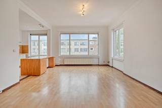 <p>Dit verzorgd appartement met twee slaapkamers is gelegen op de Antwerpsesteenweg in Lier en biedt een aangename combinatie van ruimte, lichtinval en comfort.</p>
<p><strong>Indeling:</strong><br />Via de inkomhal komt u terecht in de ruime en lichtrijke leefruimte met aansluitend een volledig uitgeruste open keuken. Deze beschikt over een kookvuur, dampkap, oven, koelkast, vaatwasser en voldoende kastruimte.</p>
<p>Verder omvat het appartement twee volwaardige slaapkamers, een badkamer ingericht met douche en lavabo-meubel, evenals een apart gastentoilet.</p>
<p><strong>Bijzonderheden:</strong><br />Maandelijkse huurprijs: €925.<br />Maandelijkse kosten: €25 (gemene delen).<br />Gezellig terras aanwezig.<br />Volledig uitgeruste open keuken.<br />Twee slaapkamers.</p>
<p><strong>Ligging:</strong><br />Gelegen op de Antwerpsesteenweg in Lier, met winkels, openbaar vervoer en invalswegen in de onmiddellijke omgeving. Dankzij de vlotte verbinding bereikt u zowel het centrum van Lier als omliggende gemeenten in een mum van tijd.</p>
