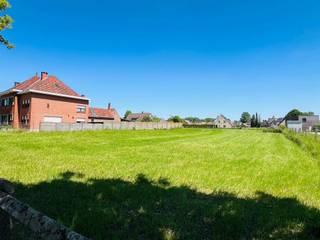 2 bouwgronden te koop voor open bebouwing nabij centrum Herne

• Lot 1: 700 m²
• Lot 2: 689 m²

Beide percelen bieden veel mogelijkheden en architecturale vrijheid:

✔ Open bebouwing
✔ Mogelijkheid tot samenvoegen van beide loten
✔ Bouwoppervlakte woning lot1: 120 m² / lot2: 121 m²
✔ Platte of hellende daken toegelaten
✔ Ondergrondse garage of kelder mogelijk
✔ Bijgebouw/carport/veranda mogelijk tot 40 m²
✔ Vrije materiaalkeuze
✔ Zorgwoning of beperkte zelfstandige activiteit mogelijk

Voor meer info of bezoek contacteer Sophie 0496/71.50.59
