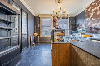 Dit uitzonderlijk handelspand bevindt zich in het idyllische Lissewege, één van de meest pittoreske dorpen van Vlaanderen. Dankzij de ligging in een bruisende omgeving met veel passage en uitstekende zichtbaarheid, vormt dit pand de ideale uitvalsbasis voor een handelszaak, kantoor of showroom.<br /><br />Het pand combineert een sfeervolle commerciële ruimte met een ruim en volwaardig woongedeelte, wat het bijzonder interessant maakt voor wie wonen en werken wil combineren. Bovendien bestaat de mogelijkheid om het handelsgedeelte opnieuw om te vormen tot een volwaardige woning.<br /><br />De bereikbaarheid is een absolute troef: nabij het station en met ruime parkeermogelijkheden in de omgeving is het pand zowel met het openbaar vervoer als met de wagen vlot toegankelijk.<br /><br />De handelsruimte, momenteel ingericht als delicatessenzaak/traiteur, beschikt over een warme en uitnodigende uitstraling dankzij de grote raampartijen en hoogwaardige afwerking met op maat gemaakte kasten en professionele installaties.<br /><br />Indeling:<br /><br />Gelijkvloers:<br /><br />Handelsgedeelte:<br />- Inkomhal,<br />- Winkelruimte,<br />- Winkelruimte met koeltoonbank en diverse koelfrigo’s, volledig geïnstalleerde, op maat gemaakte kasten met hoogwaardige afwerking,<br /><br />Woongedeelte:<br />- Inkomhal,<br />- Gastentoilet,<br />- Trap naar ruime kelder,<br />- Open leefkeuken met ingebouwde kwaliteitsvolle toestellen,<br />- Lichtrijke leefruimte met raampartijen van plafond tot vloer,<br />- Meerdere aangename terrassen en tuin,<br /><br />Eerste verdieping:<br />- Badkamer met bad, douche en wastafel,<br />- Eerste ruime slaapkamer,<br />- Tweede ruime slaapkamer,<br />- Dressing,<br /><br />Tweede verdieping:<br />- Masterbedroom,<br />- Vierde slaapkamer,<br /><br />Dit pand biedt een unieke combinatie van charme, visibiliteit en veelzijdigheid, ideaal voor ondernemers of gezinnen die op zoek zijn naar ruimte en mogelijkheden in een karaktervolle omgeving.<br /><br />Interesse in dit uitzonderlijk aanbod? Neem vandaag nog contact op voor een bezoek ter plaatse en ontdek zelf de troeven van dit unieke pand!