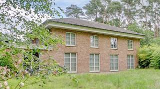 Zeer rustig en residentieel gelegen villa in villalaan op een mooi perceel van 30 are met een perceelsbreedte van 41 meter. Zuid-west georiënteerd.<br />Gunstig gelegen op 800m van school Atheneum - 1,5km van centrum en 2km van golf.<br />Omvat: inkomhal, vestiaire, wc, ruime living van 68m², ingerichte keuken met eethoek 32m², ruime garage voor 1 wagen met berging-wasruimte, bureel, 5 ruime slaapkamers (37m² - 24m² - 23m² - 20m² - 20m²), 3 bad-of douchekamers waarvan een douchekamer verder af te werken, bergzolder.<br />Bouwjaar 2007 in houtskeletbouw. <br />De villa dient opgeknapt te worden en is deels verder af te werken.<br />CV met aardgas - deels met vloerverwarming. <br />EPC 148 kwh/m² - energielabel B - UC1967329-RES-2. Ki 4.450 euro.<br />Totale vloeroppervlakte: 390m².<br />Stedenbouw info: vergunning uitgereikt - woonpark = residentieel woongebied - geen rechterlijke herstelmaatregel of bestuurlijke maatregel opgelegd - geen voorkooprecht ruimtelijke ordening – verkavelingsvergunning.<br />Niet overstromingsgevoelig - gebouwscore A - perceelscore A.