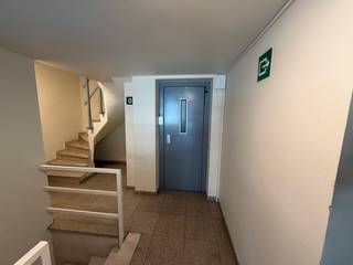 <p>Op zoek naar een ruime en lichtrijke appartement met drie volwaardige slaapkamers. Dankzij de centrale ligging geniet u van een vlotte bereikbaarheid en bevindt u zich op wandelafstand van het stadscentrum, winkels, scholen en openbaar vervoer.</p>
<p>Het appartement verwelkomt u via een inkomhal met apart gastentoilet. De riante leefruimte met grote raampartijen zorgt voor een aangename lichtinval en biedt voldoende plaats voor een gezellige zithoek en eetruimte. Aansluitend bevindt zich de keuken, praktisch ingericht en voorzien van alle nodige comfort.</p>
<p>Verder beschikt het appartement over drie volwaardige slaapkamers, ideaal voor een gezin, thuiswerk of hobbyruimte. De badkamer is uitgerust met de nodige voorzieningen en biedt alle comfort.</p>
<p>Tot slot is er een terras aanwezig waar u in alle rust kan genieten van de buitenruimte.</p>
<p> </p>
<ul><li><strong>Huurprijs:</strong> €1.250/maand</li><li><strong>Waarborg:</strong> 3 maanden huur (via Korfine)</li><li><strong>Plaatsbeschrijving:</strong> verplicht</li></ul>
<p><strong>Troeven:</strong></p>
<ul><li>3 volwaardige slaapkamers</li><li>Ruime en lichtrijke leefruimte</li><li>Topligging aan de Parklaan</li><li>Nabij centrum, winkels en openbaar vervoer</li><li>Terras aanwezig</li></ul>
<p>Interesse in dit appartement? Neem gerust contact op voor meer informatie of een bezoek ter plaatse.</p>