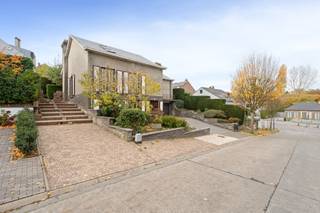 <p><strong>Te koop in Meise: open bebouwing met 5 slaapkamers</strong></p><p><br /></p><p>Deze ruime open bebouwing ligt in een rustige en groene woonwijk van Meise en is dankzij haar royale indeling ideaal voor een groot gezin. De woning beschikt over een ruime woonkamer met grote raampartijen, een keuken, 5 slaapkamers en 2 badkamers. Het recent vernieuwde dak met zonnepanelen en EPC-label C zijn bijkomende pluspunten. Ook de grote garage en verzorgde tuin bieden heel wat praktische ruimte. Het centrum van Meise is vlot bereikbaar, net als Wolvertem, Grimbergen, Wemmel en Merchtem.</p><p><br /></p><p><strong>Belangrijkste ruimtes:</strong></p><p>• Ruime woonkamer</p><p>• Keuken (recent gerenoveerd 2025)</p><p>• 5 slaapkamers (20 m², 15 m², 13 m², 12 m² en 12 m²)</p><p>• Bureau</p><p>• 2 badkamers</p><p>• Grote garage</p><p>• Extra bergruimte</p><p>• 3 aparte toiletten</p><p><br /></p><p><strong>Troeven:</strong></p><p>• Ideaal voor grote gezinnen dankzij 5 slaapkamers en 2 badkamers</p><p>• Recent vernieuwd dak met zonnepanelen en EPC-label C</p><p>• Rustige, groene woonwijk met verzorgde tuin</p><p><br /></p><p><strong>Wens je een bezoek? Contacteer ERA LEUS &amp;amp; TOYE via 02/335.11.12 en plan een afspraak met Gilles Sato.</strong></p><p><br /></p><p><strong>JOUW DROOMHUIS. ZO GEVONDEN!</strong></p>