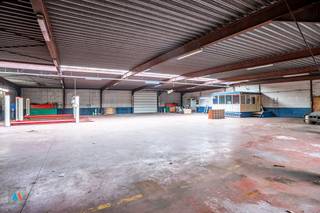 Op een zichtlocatie langs de Lierselei in Malle bevindt zich deze ruime eigendom met toonzaal, werkplaatsen, kantoren en een woning. Het perceel...