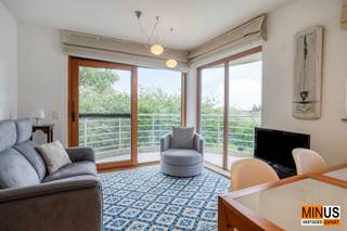 <p>Dit lichtrijke hoekappartement is gelegen in residentie <span><span>Blutsyde Promenade</span></span> aan de Derbylaan te <span><span>Bredene</span></span> en geniet van een rustige ligging op een afgesloten domein. Dankzij de zuidoriëntatie en de hoekligging baadt de leefruimte in natuurlijk licht. Vanuit het appartement en het gezellige terras geniet u van een open zicht op het groen en de uitgestrekte polders, wat dit appartement een bijzonder aangenaam en rustgevend karakter geeft. Bovendien bevinden de duinen en het strand zich op slechts 1 km wandelafstand.</p>
<p>Het appartement beschikt over twee slaapkamers en een functionele badkamer uitgerust met douche, lavabo, toilet en aansluiting voor een wasmachine. In de prijs is tevens een privatieve autostaanplaats in de kelder inbegrepen.</p>
<p>De residentie beschikt centraal over een openluchtzwembad waarvan bewoners tijdens de zomermaanden gebruik kunnen maken. De combinatie van de rustige ligging, de mooie verzichten en de praktische indeling maakt dit appartement uitermate geschikt als vaste woonplaats, tweede verblijf of investering voor vakantieverhuur.</p>