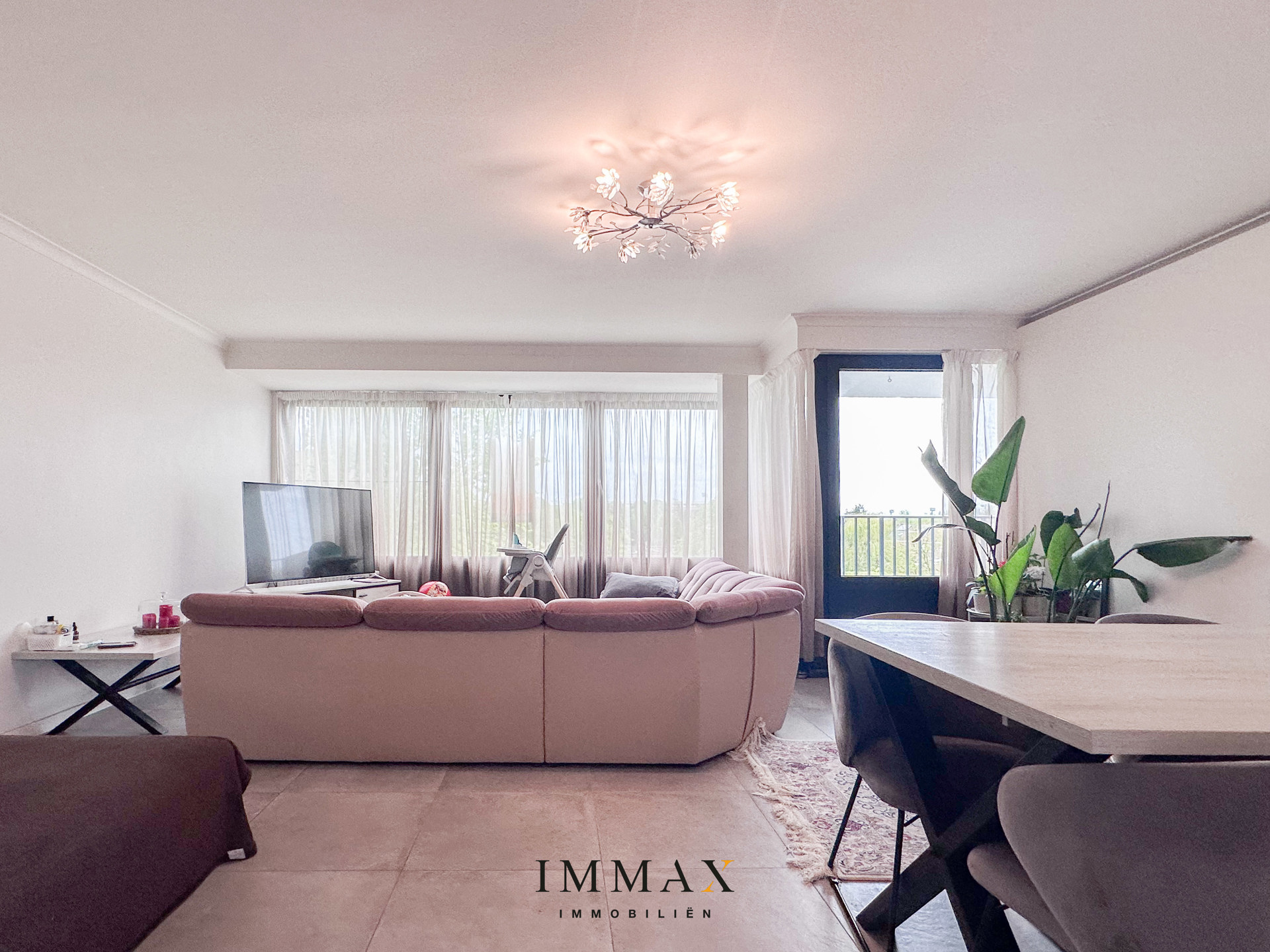 Ruim, vernieuwd appartement op een zeer centrale locatie - foto 4